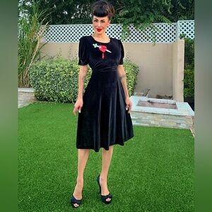 Black retro stretch velvet dress.